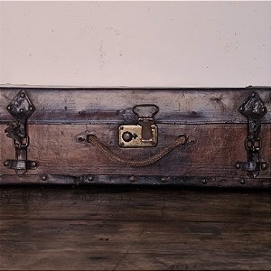 Mala de Viagem Antiga em Couro e Madeira, Séc. XX - 60x33cm (L x P)