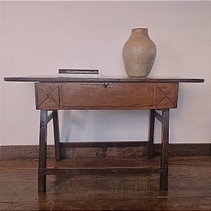 Mesa Cavalete c/ Gaveta Entalhada, Séc. XIX - 62x129cm (L x C)