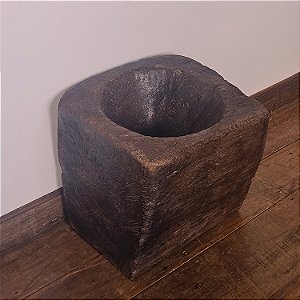 Pilão de Chão Rústico em Madeira, Séc. XX - 54x49x51cm