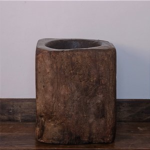 Pilão de Chão Antigo em Madeira Rústica, Séc. XX - 39x36x48cm