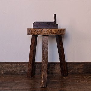 Banquinho Tripé Anos 40 - 37cm (diam)
