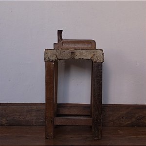 Banquinho Caipira com Assento em Couro - 29x29cm