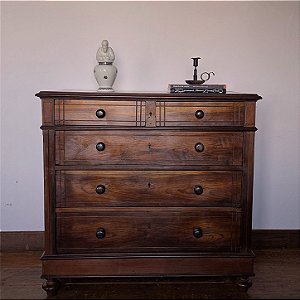 Cômoda com Gavetas em Relevo e Pés Torneados, Anos 50 - 116x58x109cm