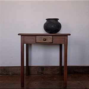 Mesa de Apoio ou Lateral com Gaveta e Puxador de Madeira - 61x40x64cm