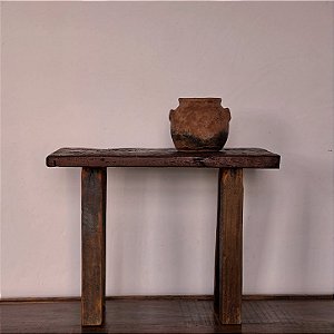 Banquinho de Madeira com Textura Rústica e Nós Aparentes - 63x32x47cm