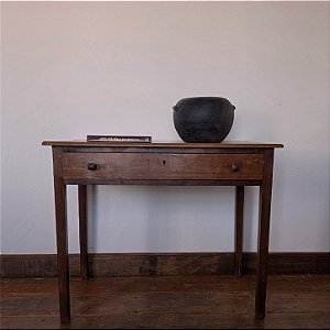 Mesa de apoio Antiga em Madeira Escura com Gaveta - 98x54x79cm
