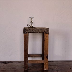 Banquinho Caipira Rústico com Assento em Couro, Séc. XX - 27x27x46cm