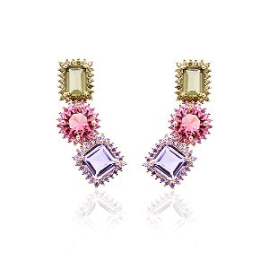 Brinco com banho de ouro 18k com cravação em garras e cristais coloridos
