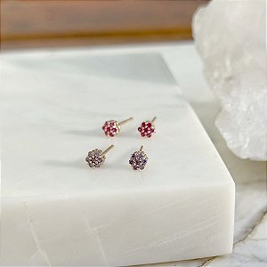 Duo de brincos flor zircônia vermelha e zircônia roxa em banho de ouro 18k