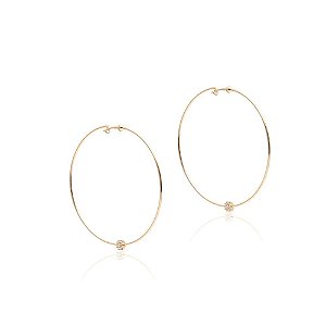 Brinco argola em banho de ouro 18k com berloque central cravejado com zircônias brancas