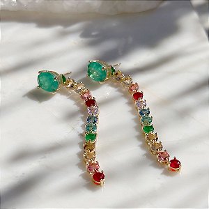 Brinco longo pedra fusion esmeralda cristal rubi e cristais coloridos em banho de ouro 18k