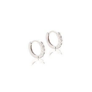 Brinco argola em prata 925 com zircônias brancas em cravação inglesa