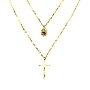 Colar duplo em banho de ouro 18k com fecho único nossa senhora cruz e detalhes em micro zircônias