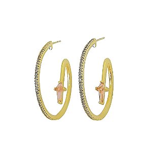 Brinco argola banhada em ouro 18k cravejada de zircônias com cruz de cristal rosa