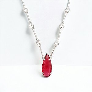 Colar em banho de ródio branco de palitinhos com pontos de luz de zircônia cristal e gota de cristal vermelho