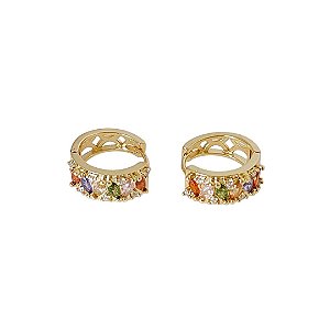 Brinco argola em banho de ouro 18k cravejada de zircônias coloridas com detalhes vazados