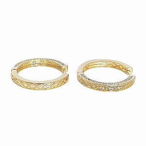 Brinco argola em banho de ouro 18k trabalhada e cravejada de zircônias cristais
