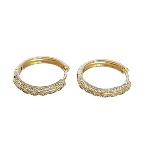 Brinco argola trabalhada cravejada de zircônias cristais em banho de ouro 18k