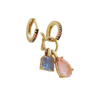 Brinco argola banhada em ouro 18k cravejada de zircônias coloridas com pingente removível de cristais azul e rosa
