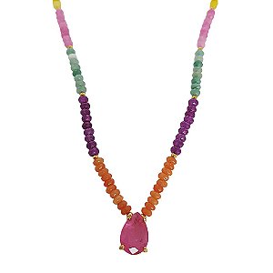 Colar de pedras naturais coloridas com gota de cristal fucsia  e detalhes em banho de ouro 18k