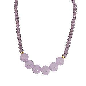 Colar de jade lilás facetada com pedras de jade redondas e detalhes em banho de ouro 18k