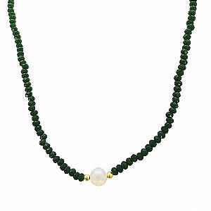 Choker de cristais naturais verde esmeralda com pérola shell bolinhas e detalhes banhados em ouro 18k