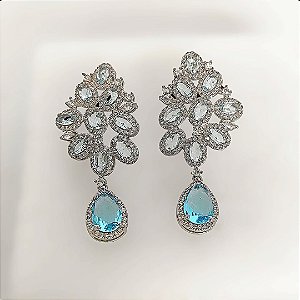 Brinco em banho de ródio branco cravejado de zircônias cristais com gota em cristal azul