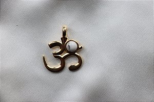 Pingente ''OM'' - Folheado a Ouro - Hawlita Branca