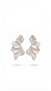 Brinco Flor Esmaltado e Resinado Branco Perolado – Banhado a Ouro 18k
