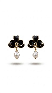 Brinco Flor Esmaltado e Resinado Preto com Pingente de Pérola – Banhado a Ouro 18k