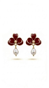 Brinco Flor Esmaltado Vermelho com Pingente de Pérola – Banhado a Ouro 18k