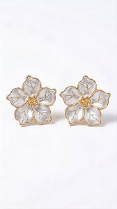 Brinco Flor Esmaltado e Resinado Branco Perolado – Banhado a Ouro 18k