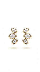 Brinco Meia Petala Esmaltado e Resinado Branco Perolado – Banhado a Ouro 18k