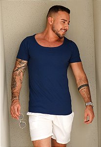Camiseta Gola Canoa Azul Marinho