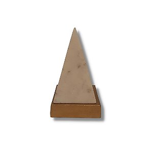 Escultura decorativa pirâmide de mármore com base de metal dourada