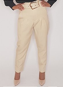 Calça alfaiataria finíssima, em viscose acetinada com cinto, pregas e detalhe na perna