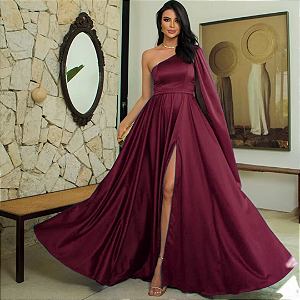 Vestido acetinado marsala com manga Capa