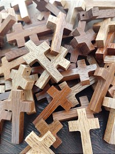 Crucifíxo Pingente Colar em Madeira Cedrilho - 4 cm