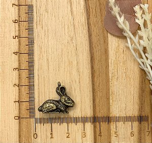 PINGENTE METAL LEBRE OURO VELHO