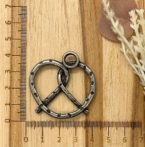 PINGENTE METAL BRETZEL PRATA VELHO