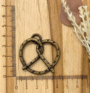 PINGENTE METAL BRETZEL OURO VELHO