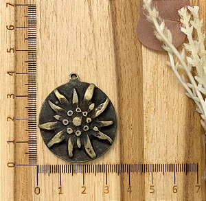 PINGENTE METAL MEDALHA EDELWEISS OURO VELHO