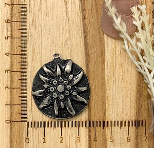 PINGENTE METAL MEDALHA EDELWEISS PRATA VELHO