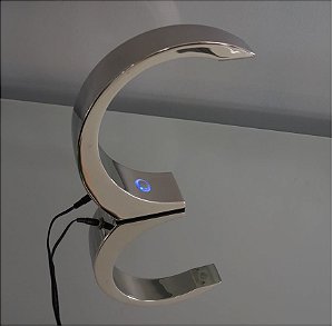 Luminaria De Mesa Abajur Em Metal Cromado Com Acendimento Do Led Por Toque 3 Fases - Eros