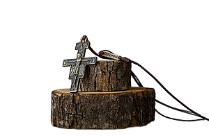 Cordão Cruz de São Damião em Metal