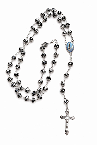 Terço Colar Nossa Senhora Aparecida Contas Formato Rosas Prateadas 8mm Cor Preto