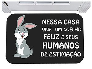 Capacho nessa casa vive um coelho feliz e seus humanos 40x60
