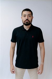 POLO PIMA - PRETA C/ BORDADO VERMELHO