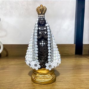 Imagem de Nossa Senhora Aparecida em flores e pedrarias em gesso - 17 cm