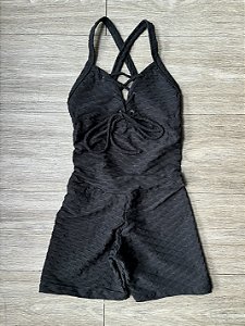 Macaquinho Ilhós Brocado Preto Empina